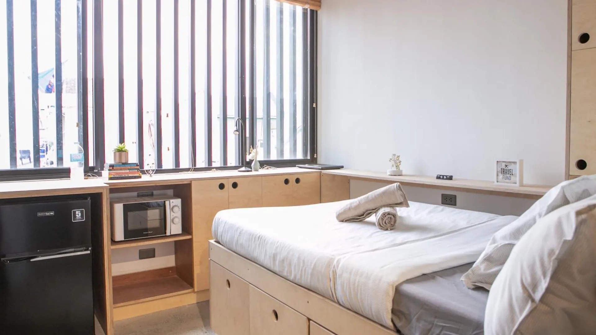 Homebase Kapitolyo - Minimalist Serviced Apartments Pasig City